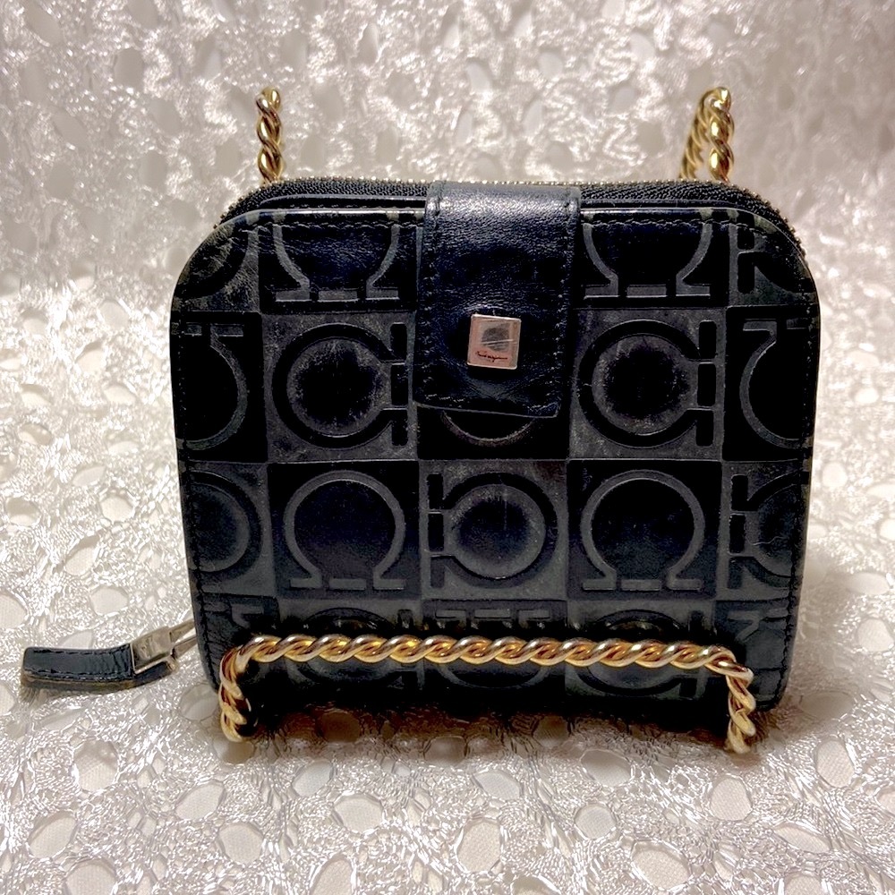 Salvatore Ferragamo EUC Wallet Gancini Logo